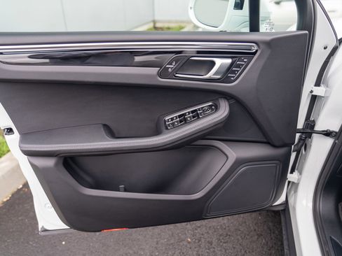 Certified 2025 Porsche Macan AWD/4WD image 10