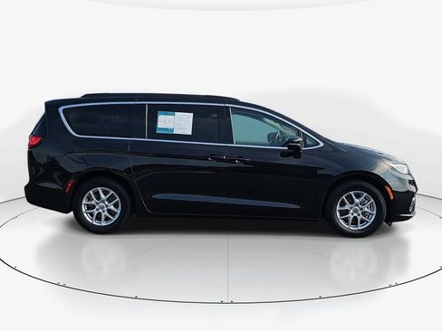Used 2022 Chrysler Pacifica Touring-L FWD image 5