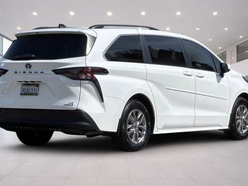 Used 2023 Toyota Sienna LE FWD image 4