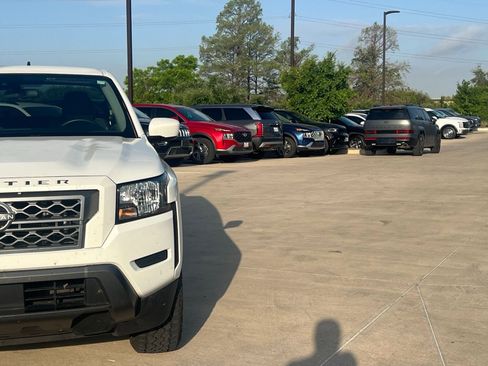 Used 2022 Nissan Frontier SV w/ Technology Package RWD image 3