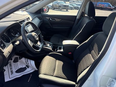 Used 2017 Nissan Rogue SV image 9