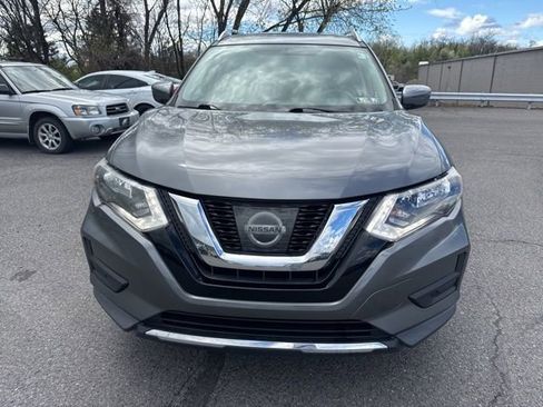 Used 2017 Nissan Rogue SV image 2