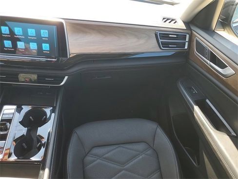 Used 2024 Volkswagen Atlas SE image 32