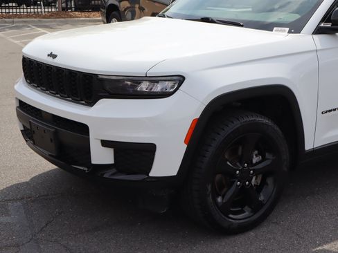 Used 2023 Jeep Grand Cherokee L Laredo AWD/4WD image 6