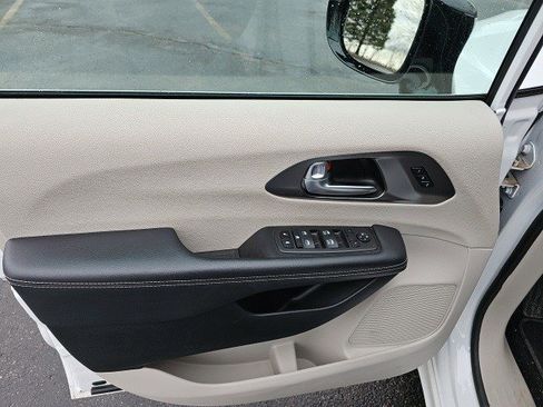 Used 2024 Chrysler Pacifica Touring-L image 20