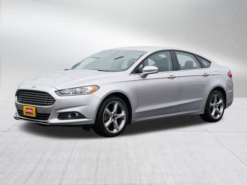 Used 2016 Ford Fusion SE image 3