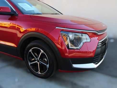 Used 2023 Kia Niro EX image 9