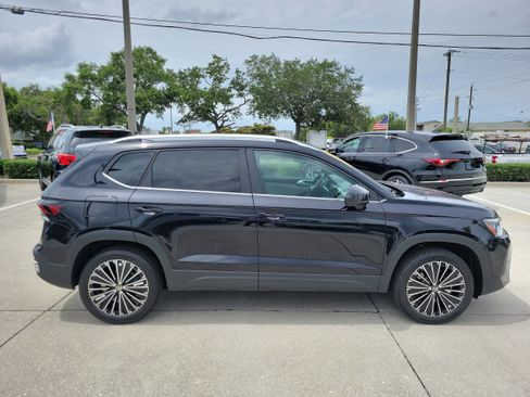 New 2026 Volkswagen Taos SE FWD image 3
