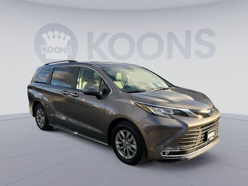 Used 2022 Toyota Sienna XLE image 10