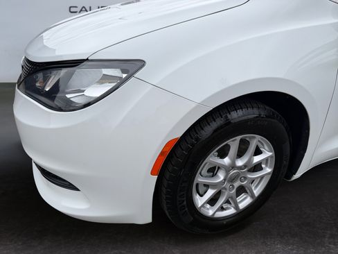 Used 2023 Chrysler Voyager LX FWD image 6
