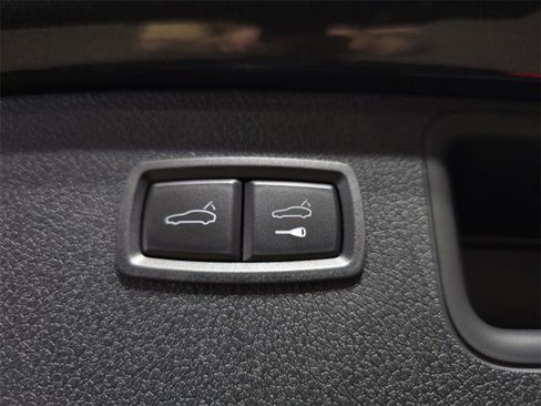 Certified 2025 Porsche Macan Turbo image 24