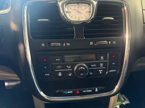 Used 2016 Chrysler Town & Country Touring w/ Driver Convenience Group FWD image 24