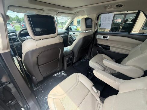 Used 2020 Ford Explorer Platinum w/ Premium Technology Package AWD/4WD image 24