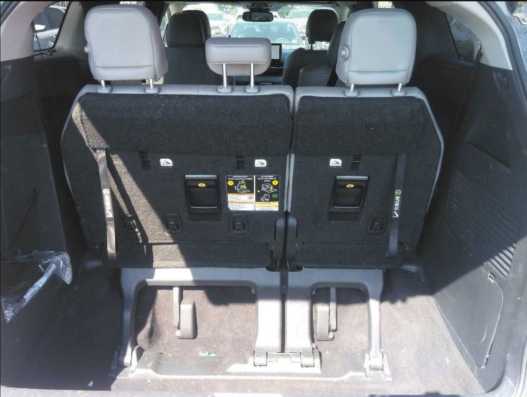 Used 2026 Toyota Sienna XLE FWD image 10