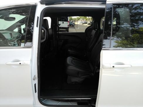 Used 2025 Chrysler Pacifica Select FWD image 18