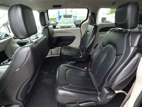 Used 2023 Chrysler Pacifica Touring-L FWD image 27