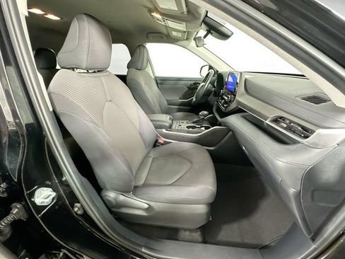 Used 2024 Toyota Highlander LE AWD/4WD image 27