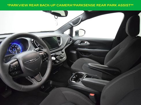 Used 2023 Chrysler Pacifica Touring FWD image 9
