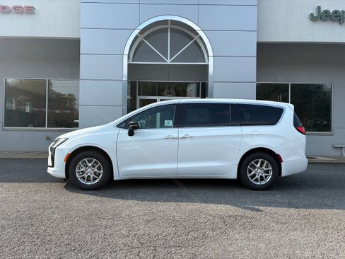 New 2027 Chrysler Pacifica Select FWD image 2