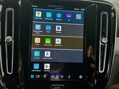 Used 2025 Volvo XC40 B5 Core image 21