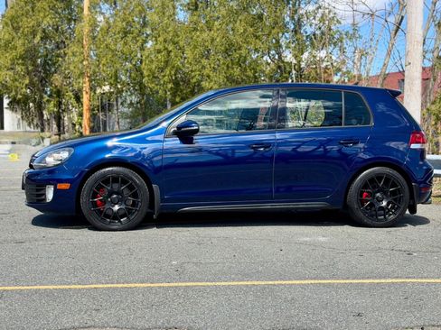 Used 2011 Volkswagen Golf 4-Door FWD image 2