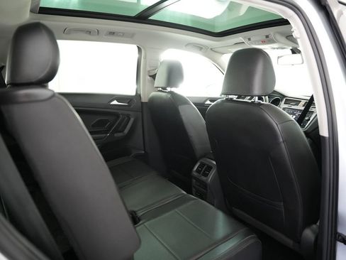 Used 2020 Volkswagen Tiguan SE image 42