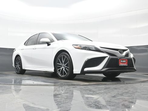 Used 2021 Toyota Camry SE w/ Cold Weather Package image 26