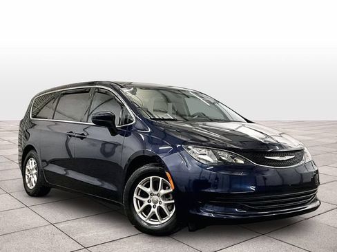 Used 2017 Chrysler Pacifica Touring FWD image 2