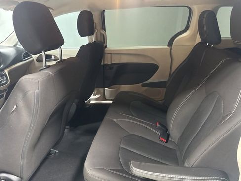 Used 2020 Chrysler Voyager L image 14