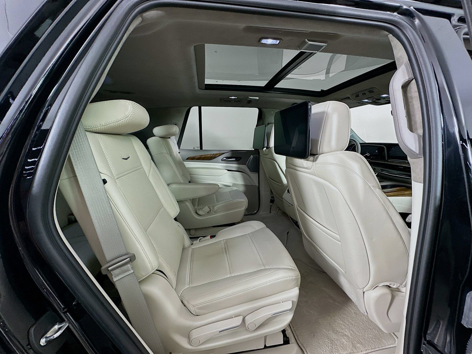Used 2024 Cadillac Escalade Premium Luxury Platinum AWD/4WD image 31
