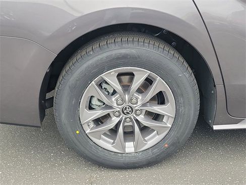 Used 2022 Toyota Sienna XLE image 6