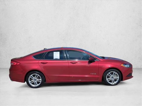 Used 2018 Ford Fusion SE FWD image 4