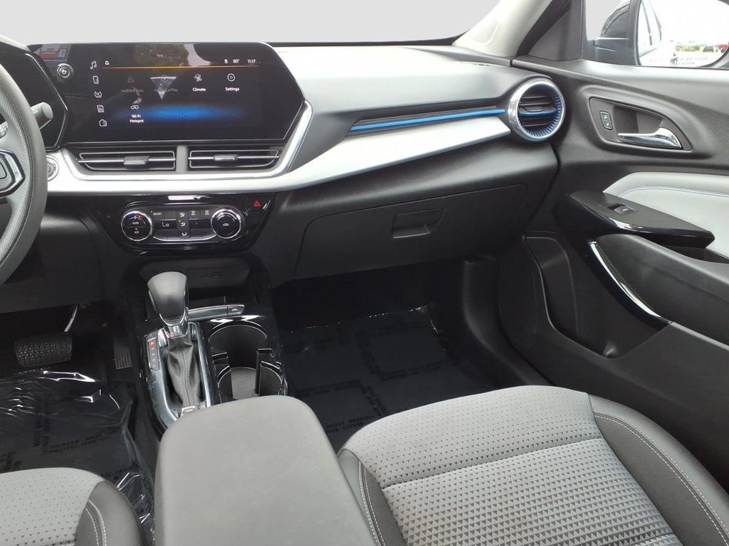 Used 2025 Chevrolet Trax LT FWD image 14