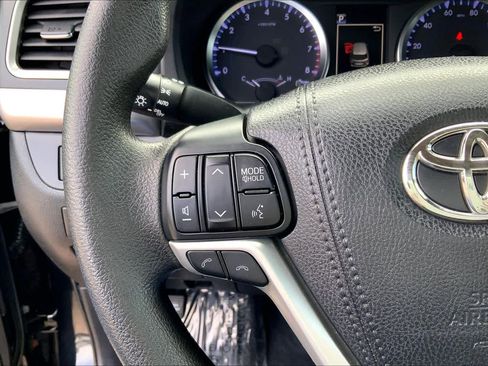 Used 2018 Toyota Highlander LE AWD/4WD image 23