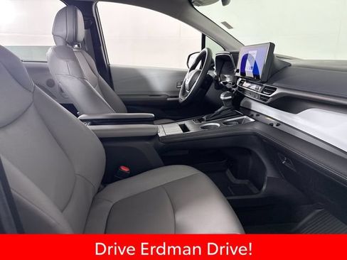 Certified 2025 Toyota Sienna XLE FWD image 25
