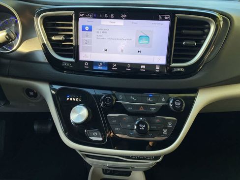 Used 2024 Chrysler Pacifica Touring-L FWD image 24
