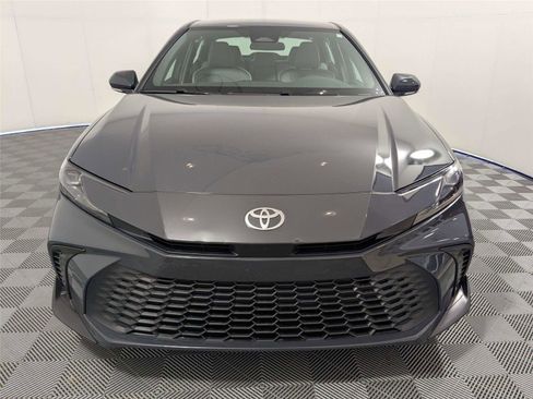 Used 2025 Toyota Camry SE image 3