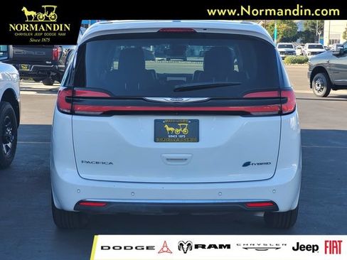 Used 2024 Chrysler Pacifica Limited FWD image 5