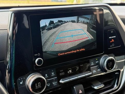 Used 2023 Toyota Highlander XLE AWD/4WD image 25