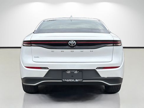 Used 2023 Toyota Crown Limited image 4