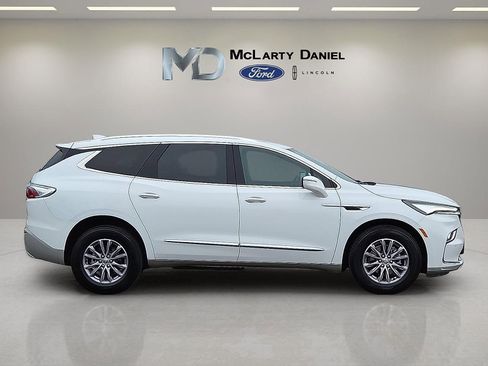 Used 2024 Buick Enclave Essence image 6