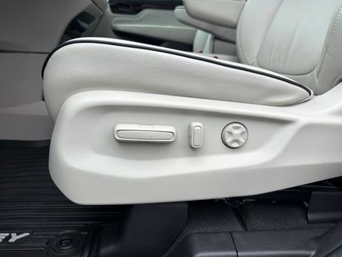Used 2025 Honda Odyssey Touring image 11
