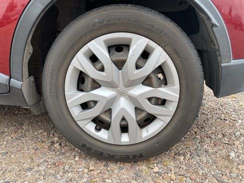 Used 2019 Toyota C-HR LE image 5