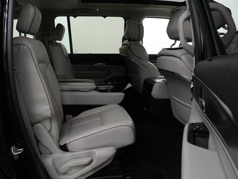 Used 2022 Jeep Grand Wagoneer Series II w/ Convenience Group III AWD/4WD image 12