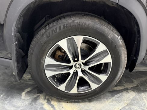 Used 2021 Toyota Highlander XLE AWD/4WD image 27