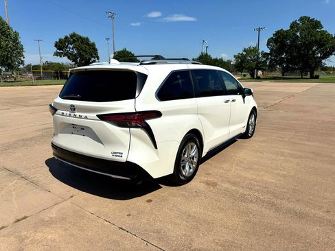 Used 2021 Toyota Sienna Limited image 41