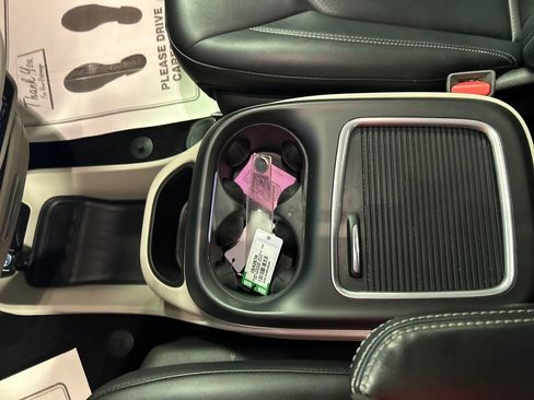 Used 2024 Chrysler Pacifica Touring-L image 21