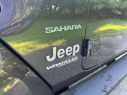 Used 2022 Jeep Wrangler Unlimited Sahara AWD/4WD image 10