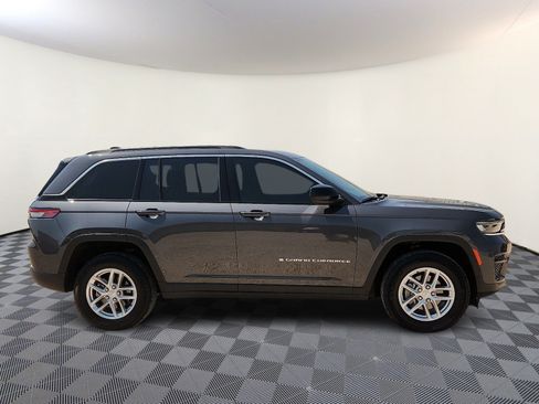 Used 2025 Jeep Grand Cherokee Laredo X RWD image 5