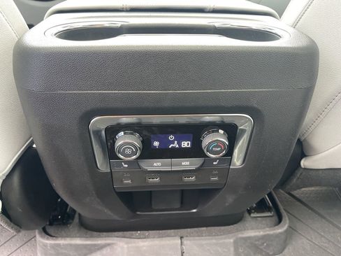 New 2025 Chevrolet Suburban Premier image 19